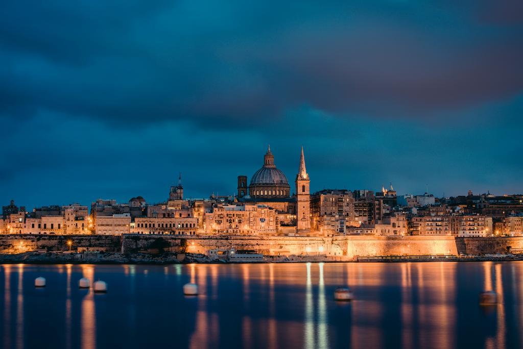 Apartment With Stunning Seaviews Sliema Bagian luar foto