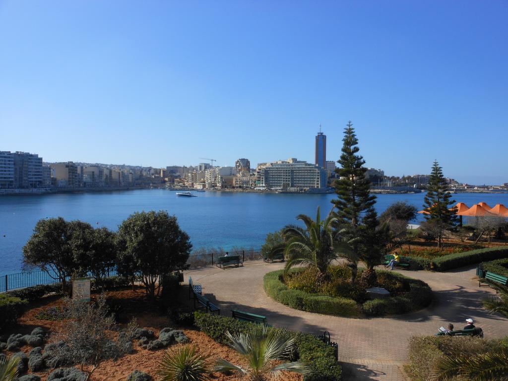 Apartment With Stunning Seaviews Sliema Bagian luar foto